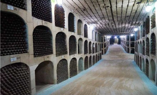 Moldova-underground-wine-cellar-Chinisau