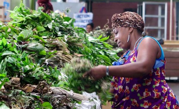 Suriname-selling-vegies-market