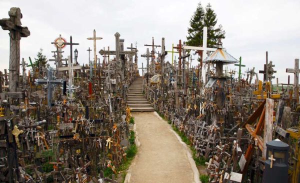 lithuania-hill-of-crosses