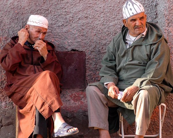 Men-chatting-Morocco